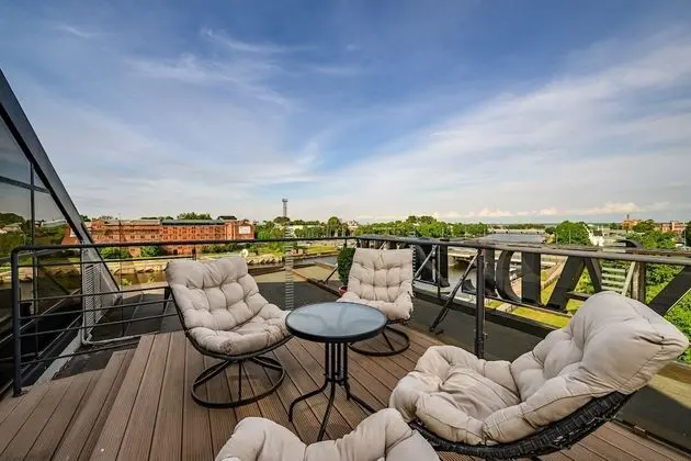 Family Apart Daire, 1 Büyük (Queen) Boy Yatak ve Çekyat (with Morning Gym Access)