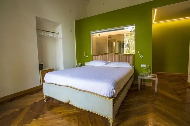 Deluxe Tek Büyük Yataklı Oda, Balkon, Kısmi Deniz Manzaralı