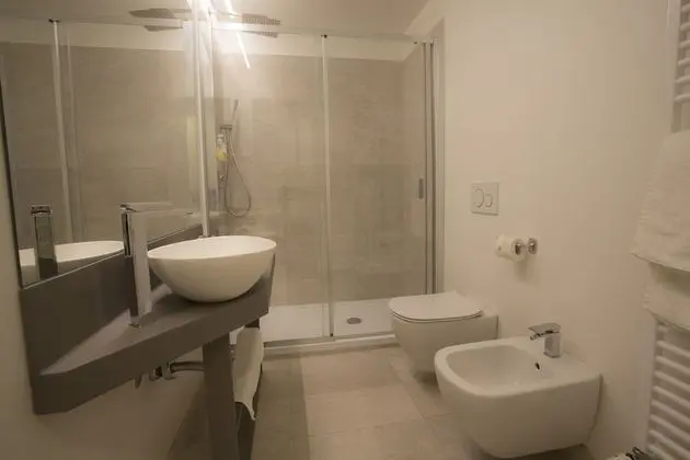 Deluxe Tek Büyük Yataklı Oda, Balkon, Kısmi Deniz Manzaralı