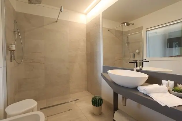 Deluxe Tek Büyük Yataklı Oda, Balkon, Kısmi Deniz Manzaralı