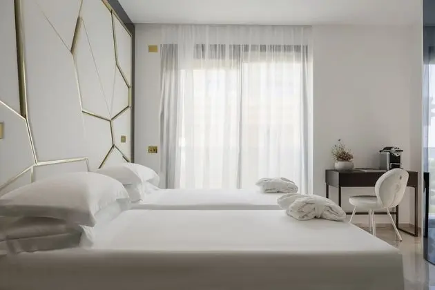 Standard Tek Büyük veya İki Ayrı Yataklı Oda, Balkon, Kısmi Deniz Manzaralı