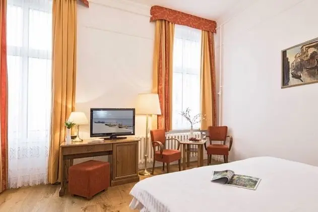 Tek Büyük Yataklı Oda, Balkon, Kısmi Deniz Manzarası