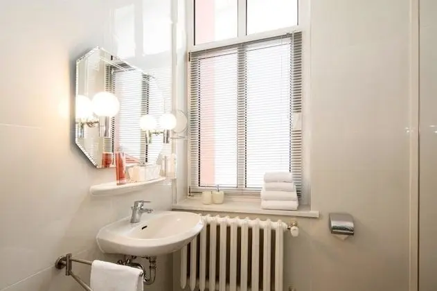 Tek Büyük Yataklı Oda, Balkon, Kısmi Deniz Manzarası