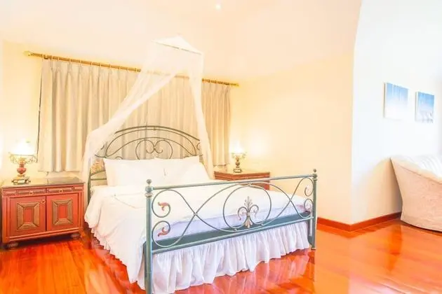 Five Bedrooms Villa