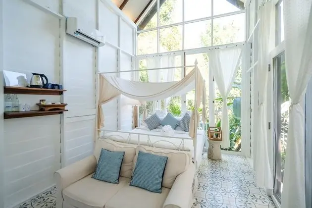 Honeymoon villa Creek view