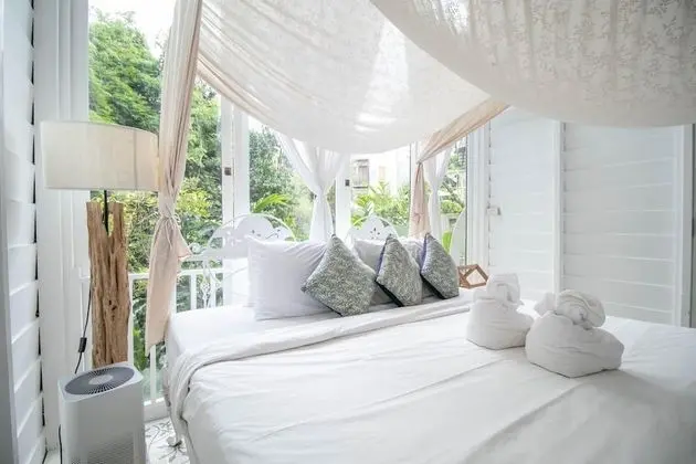 Honeymoon villa Creek view