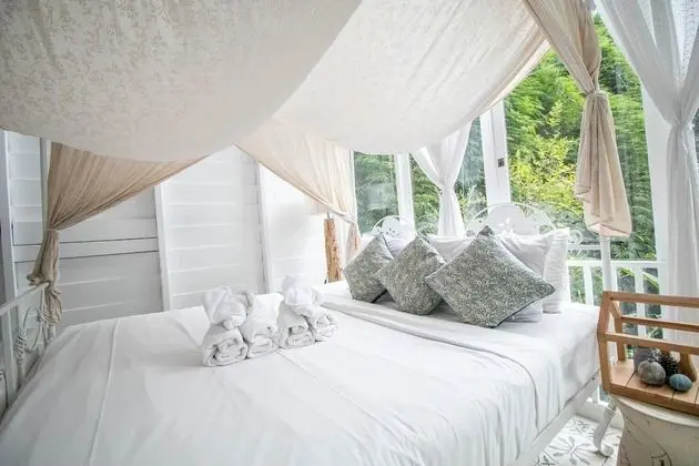 Honeymoon villa Creek view