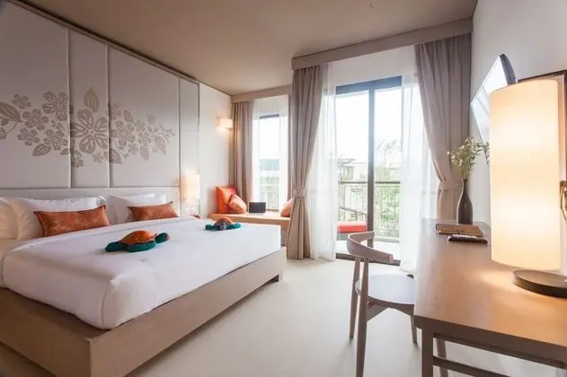Deluxe Room, Pool View