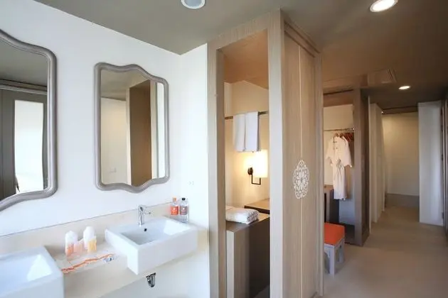 Deluxe Room, Pool View
