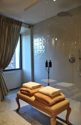 Luxury Tek Büyük Yataklı Oda, Banyolu/Duşlu (1ére étage )
