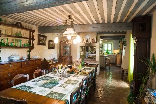 Ev, Sigara İçilmez (La Tuilerie)