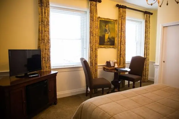Standard Oda, 1 Büyük (Queen) Boy Yatak, Sigara İçilmez (Clemmons Room. 1 bedroom)