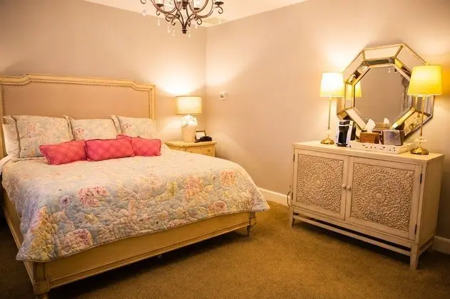 Standard Oda, 1 En Büyük (King) Boy Yatak, Sigara İçilmez (Lord Linville Room. 1 bedroom)
