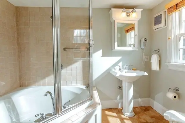 Oda, 1 En Büyük (King) Boy Yatak, Özel Banyo