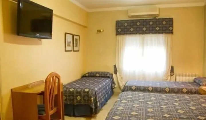 Üç Kişilik Oda