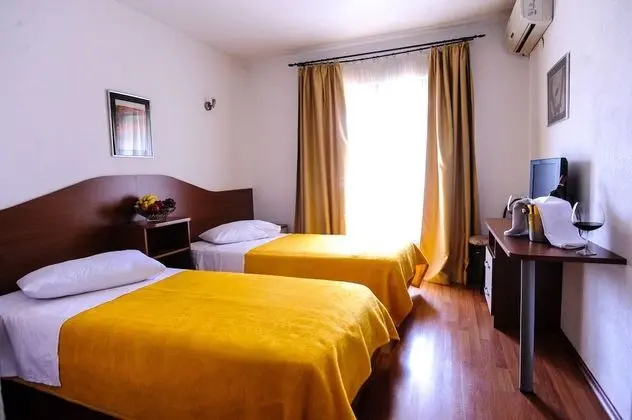 Comfort Tek Büyük veya İki Ayrı Yataklı Oda