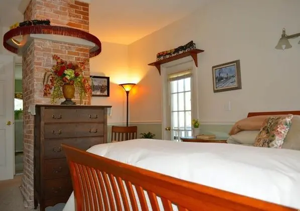 Tek Büyük Yataklı Oda (Tall Chimney Room)