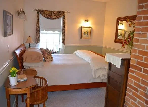 Tek Büyük Yataklı Oda (Tall Chimney Room)