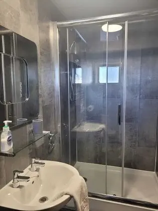 Tek Büyük Yataklı Oda, Engellilere Uygun, Banyolu/Duşlu