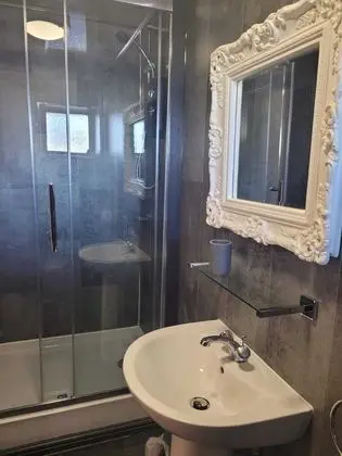 Tek Büyük Yataklı Oda, Engellilere Uygun, Banyolu/Duşlu