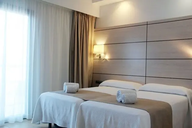 Büyük Yataklı Tek Kişilik Oda