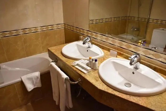 Büyük Yataklı Tek Kişilik Oda