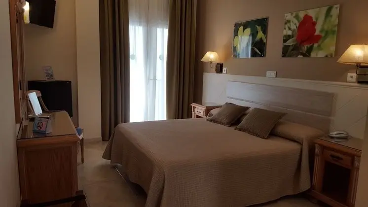 Büyük Yataklı Tek Kişilik Oda