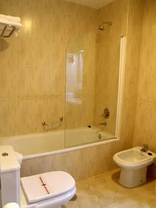 Büyük Yataklı Tek Kişilik Oda