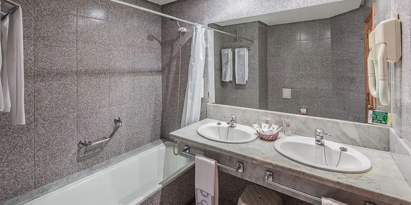 Büyük Yataklı Tek Kişilik Oda