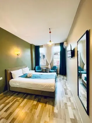 TWIN ROOM