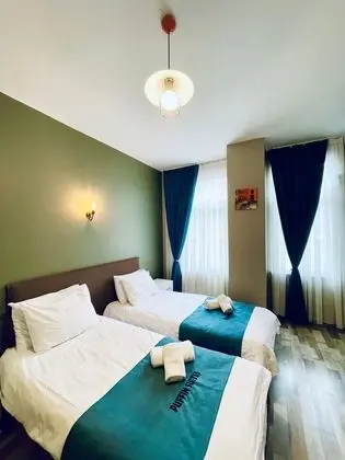 TWIN ROOM