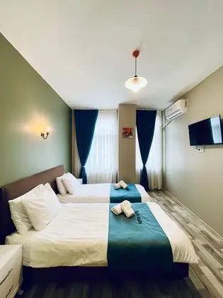 TWIN ROOM