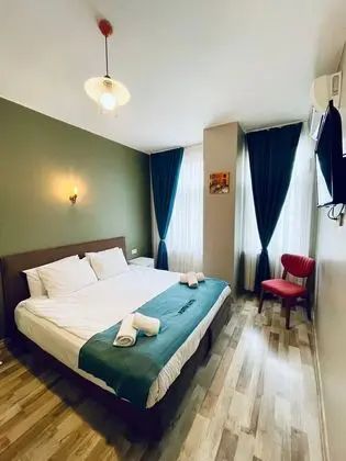 TWIN ROOM