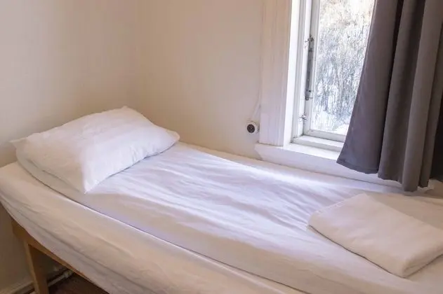 Small Single room, shared bathroom (Bed 180 cm long)