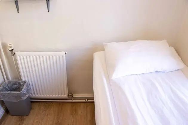 Small Single room, shared bathroom (Bed 180 cm long)