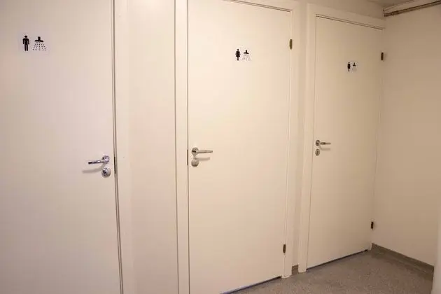 Small Single room, shared bathroom (Bed 180 cm long)