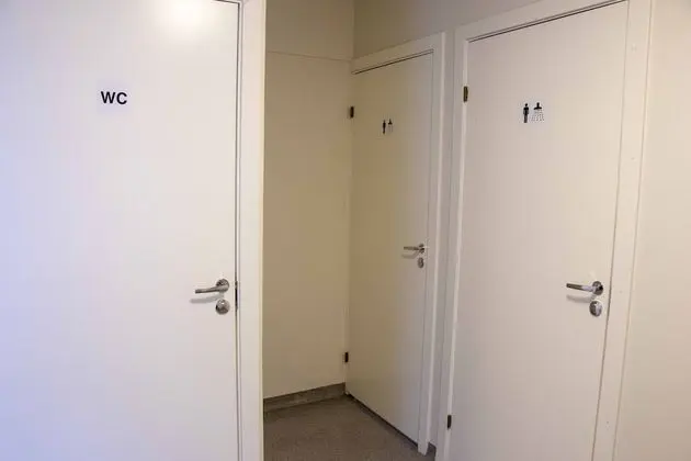 Small Single room, shared bathroom (Bed 180 cm long)