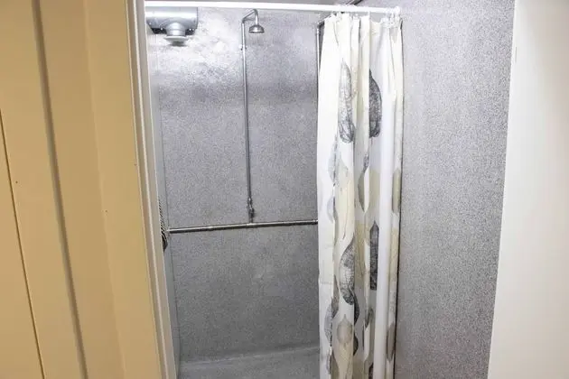 Small Single room, shared bathroom (Bed 180 cm long)