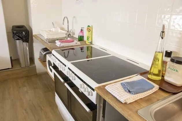 Small Single room, shared bathroom (Bed 180 cm long)