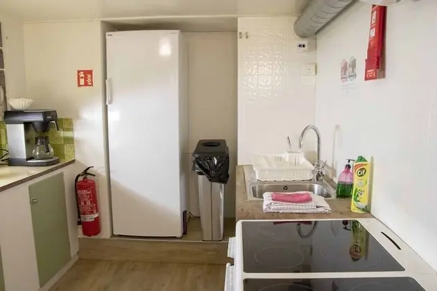 Small Single room, shared bathroom (Bed 180 cm long)