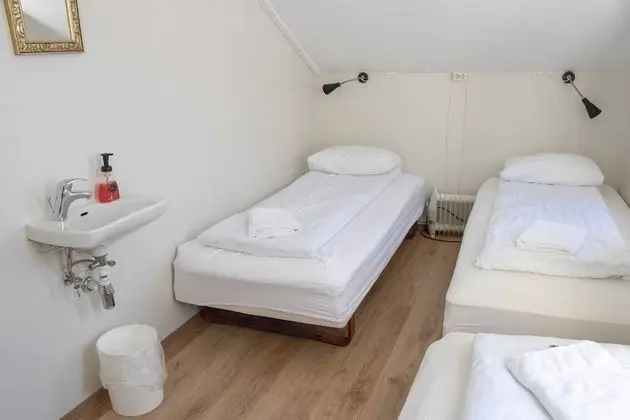 Üç Kişilik Oda, Ortak Banyo