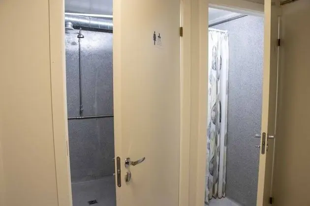 Üç Kişilik Oda, Ortak Banyo