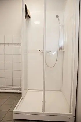 Basic Ortak Ranzalı Oda, Ortak Banyo