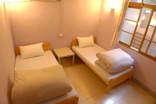 İki Ayrı Yataklı Oda, Ortak Banyo