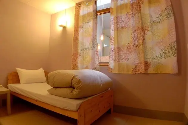 İki Ayrı Yataklı Oda, Ortak Banyo