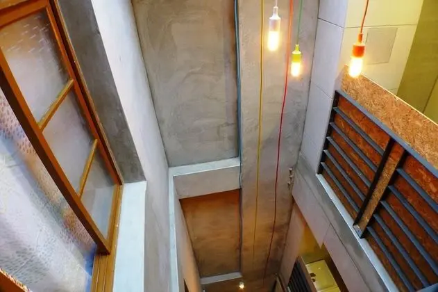 İki Ayrı Yataklı Oda, Ortak Banyo