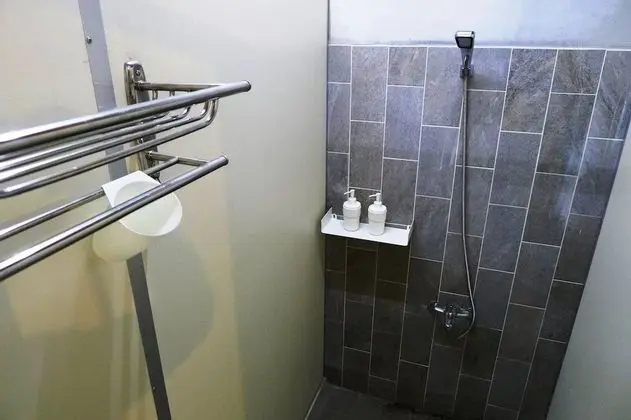 İki Ayrı Yataklı Oda, Ortak Banyo