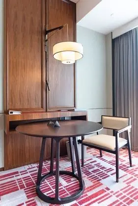 Deluxe Oda, 1 En Büyük (King) Boy Yatak, Business Dinlenme Salonu Kullanımı (Executive)