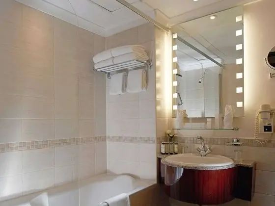 Classic Executive Suite, 1 King Size Bed, 2 Single Size Beds, Partial Kaaba View