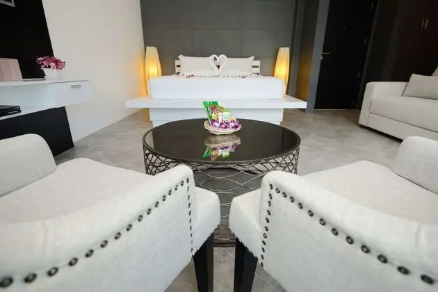 1 Bedroom Pool Suite